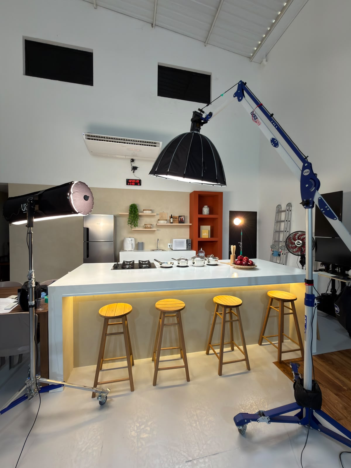 Amplitude da cozinha do Estúdio 428 com estrutura completa de iluminação e equipamentos de produção